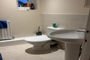 Suihku, hiustenkuivaaja, pyyhkeet, saippua