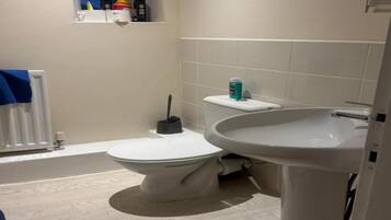 Doccia, asciugacapelli, asciugamani, sapone