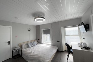 1 bedroom, desk, iron/ironing board, bed sheets - OYO Welsh Accomodation Standard Double Studio (Pembroke Dock)