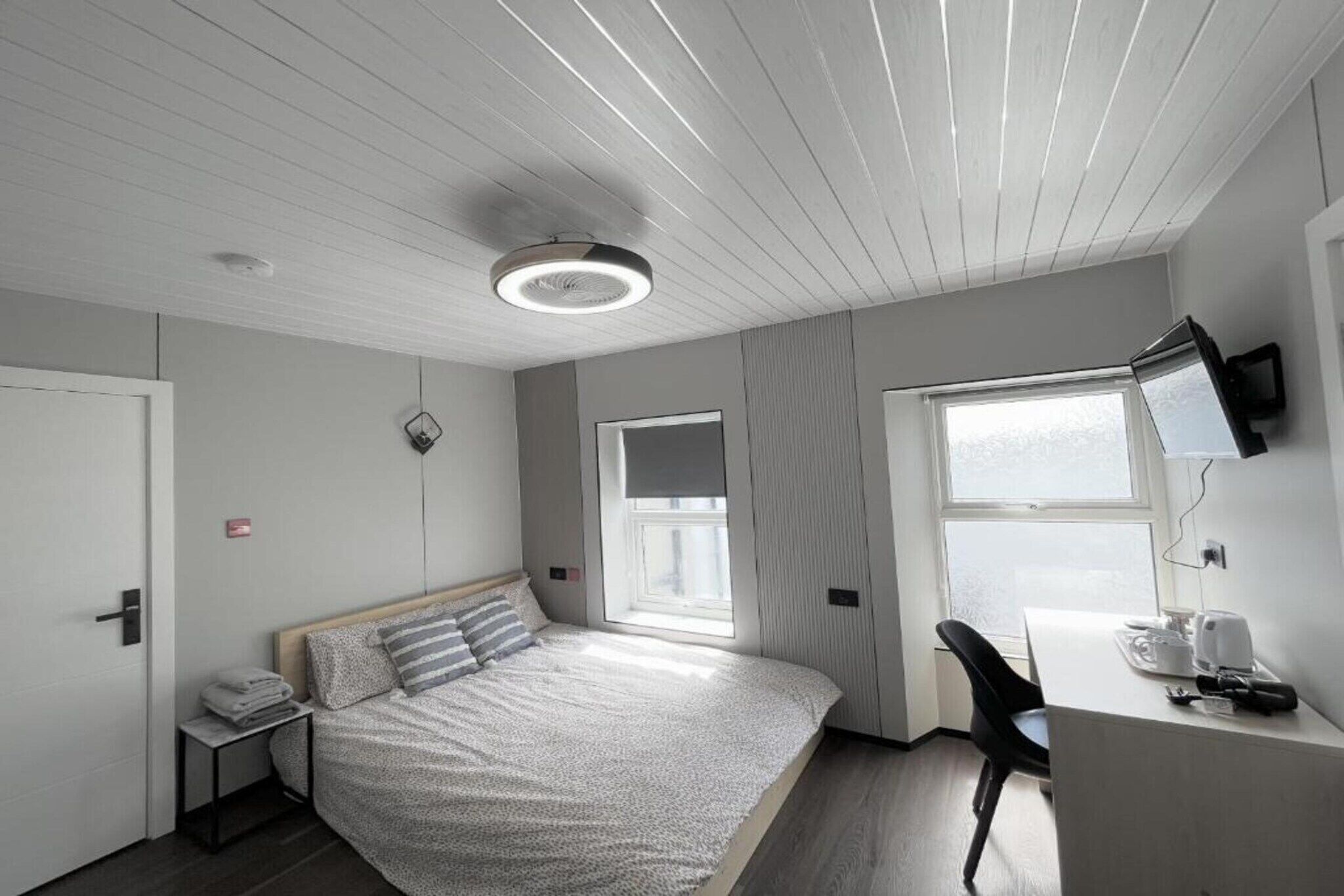 1 chambre, bureau, fer et planche à repasser, draps fournis