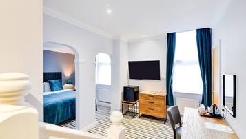 1 chambre, bureau, fer et planche à repasser, draps fournis