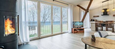 Smart-TV, peis, DVD-spiller og bøker