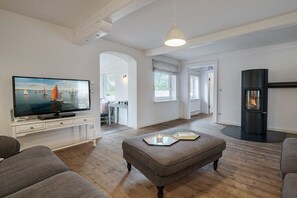 Smart TV, fireplace, DVD player, stereo