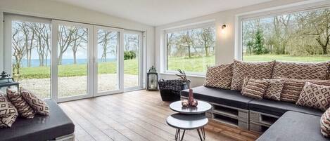 Smart-TV, peis, DVD-spiller og stereoanlegg