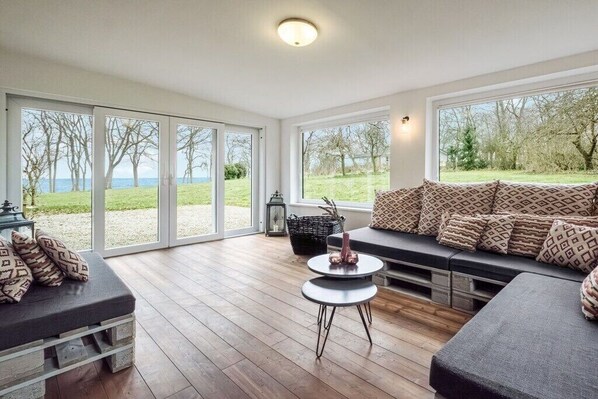 Smart-TV, Kamin, DVD-Player, Stereoanlage