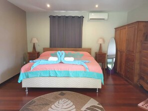 3 bedrooms, iron/ironing board, WiFi, bed sheets