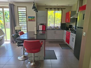 Microwave, oven, stovetop - Iolana's beach house - house with beach access (Punaauia)
