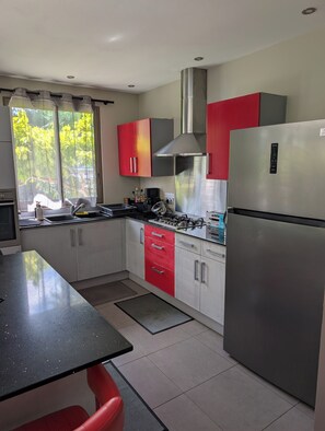 Microondas, horno y placa de cocina