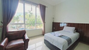Free WiFi, bed sheets - Aries Biru Hotel & Villa (Cisarua)