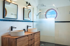 Shower, hair dryer, towels