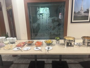 Free daily local cuisine breakfast - Icon Residency Inn (Prayagraj)