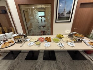 Free daily local cuisine breakfast - Icon Residency Inn (Prayagraj)