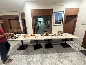 Desayuno con opciones de la cocina local incluido todos los días