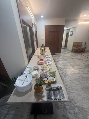 Free daily local cuisine breakfast - Icon Residency Inn (Prayagraj)