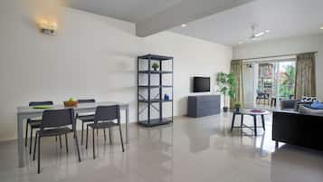 Apartamento, 2 quartos | Área de estar | Smart TV 45 polegadas com canais digitais, filmes recentes