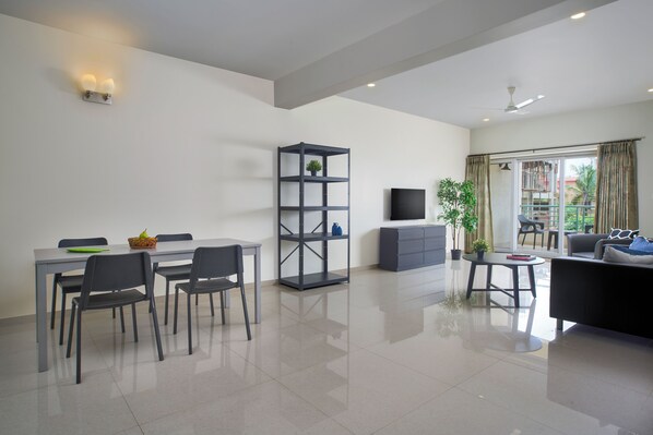 Apartamento, 2 quartos | Área de estar | Smart TV 45 polegadas com canais digitais, filmes recentes