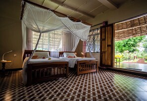 Tremannsrom – deluxe, balkong, hageutsikt | Safe på rommet, lydisolert, strykejern/-brett og wi-fi (inkludert)