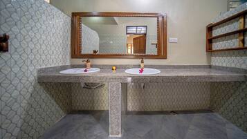 Deluxe Triple Room, Balcony, Garden View | Bathroom