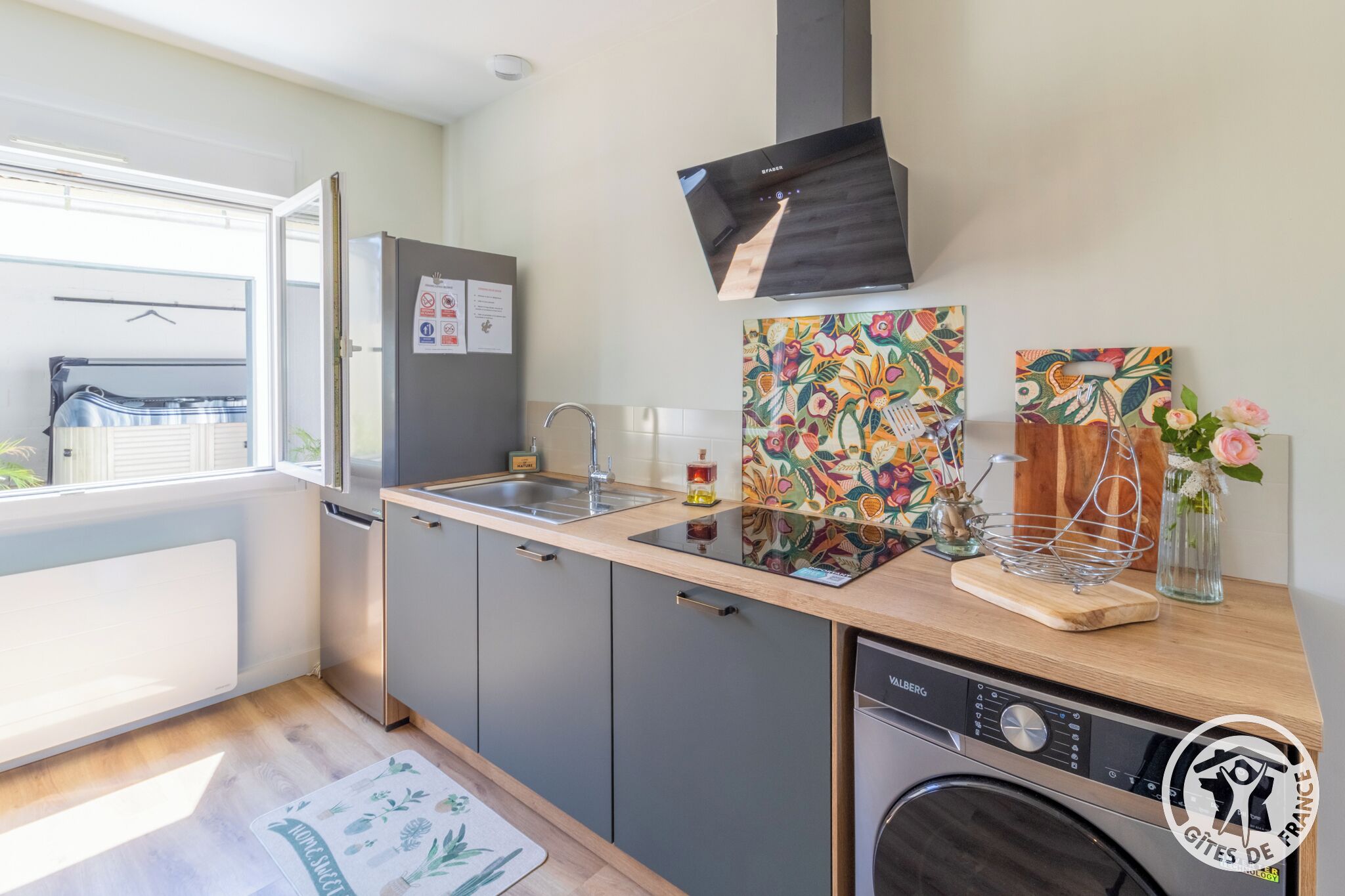 Kylskåp, mikrovågsugn, ugn och spishäll