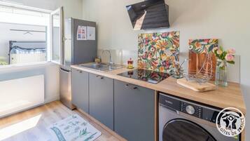 Een koelkast, een magnetron, een oven, een kookplaat