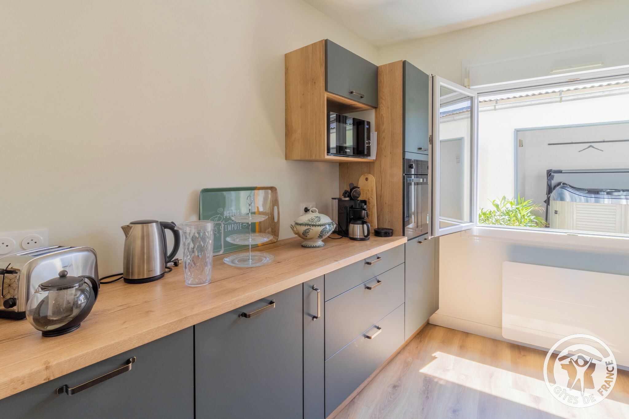 Frigorifero, microonde, forno, piano cottura