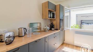 Een koelkast, een magnetron, een oven, een kookplaat