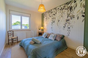 3 bedrooms, iron/ironing board, WiFi, bed sheets - Country house with jacuzzi and swimming pool (Angrie)