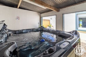 Indoor spa tub - Country house with jacuzzi and swimming pool (Angrie)