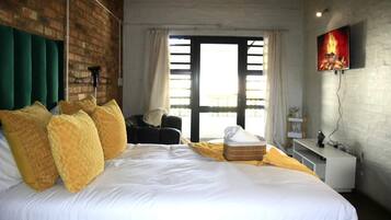 1 bedroom, in-room safe, iron/ironing board, free WiFi
