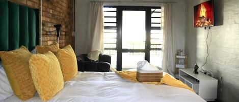 1 bedroom, in-room safe, iron/ironing board, free WiFi