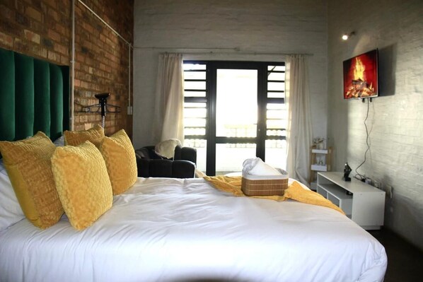 1 bedroom, in-room safe, iron/ironing board, free WiFi