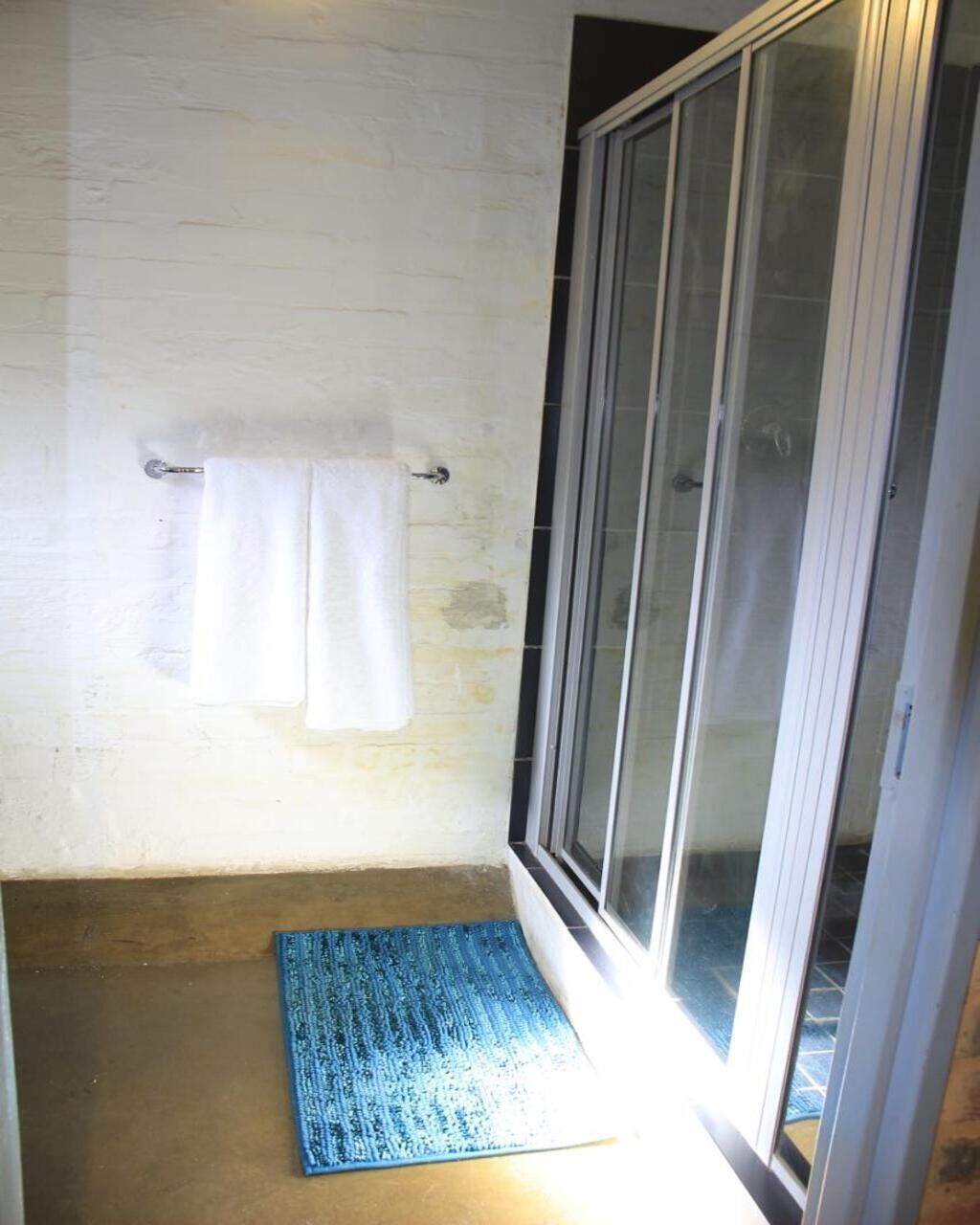 Doccia, asciugacapelli, asciugamani, sapone