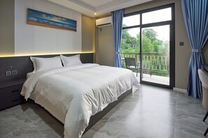 Escritorio y espacio para trabajar con laptop 