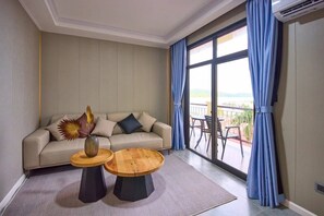 Desk, laptop workspace, soundproofing, free WiFi - Belau Almond Hotel (Malakal Island)