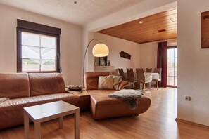 Una Smart TV, una chimenea