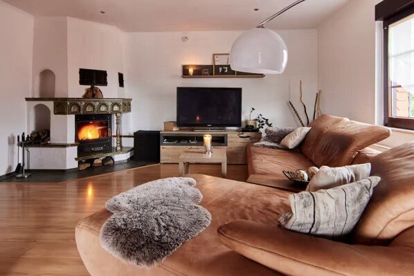 Una Smart TV, una chimenea