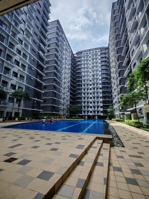 Apartamento, 1 habitación, accesible para personas con discapacidad, vistas a la ciudad | Piscina | Una piscina al aire libre