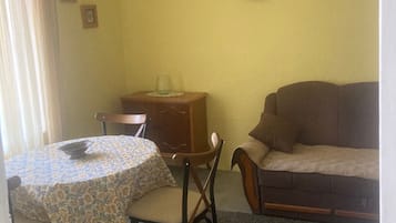 House, 1 Bedroom, Accessible | Dining room