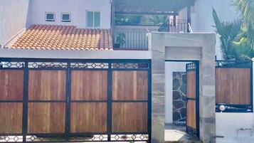 Casa, 4 habitaciones, balcón | Entrada de la propiedad