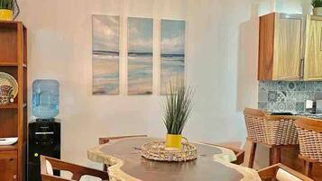 Casa, 4 habitaciones, balcón | Comedor