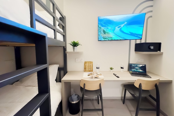 Caja de seguridad en la habitación, escritorio y cortinas blackout