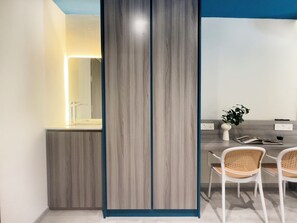 Habitación doble | Caja fuerte, escritorio, cortinas opacas y tabla de planchar con plancha