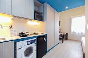 Double Room | Private kitchen | Fridge, microwave, cookware/dishes/utensils - Coliwoo Hotel Pasir Panjang (Singapore)