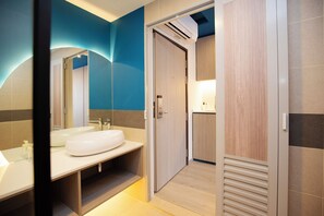 Ein modernes Badezimmer mit einem großen Waschbecken, einem Spiegel und einer Holzausstattung.