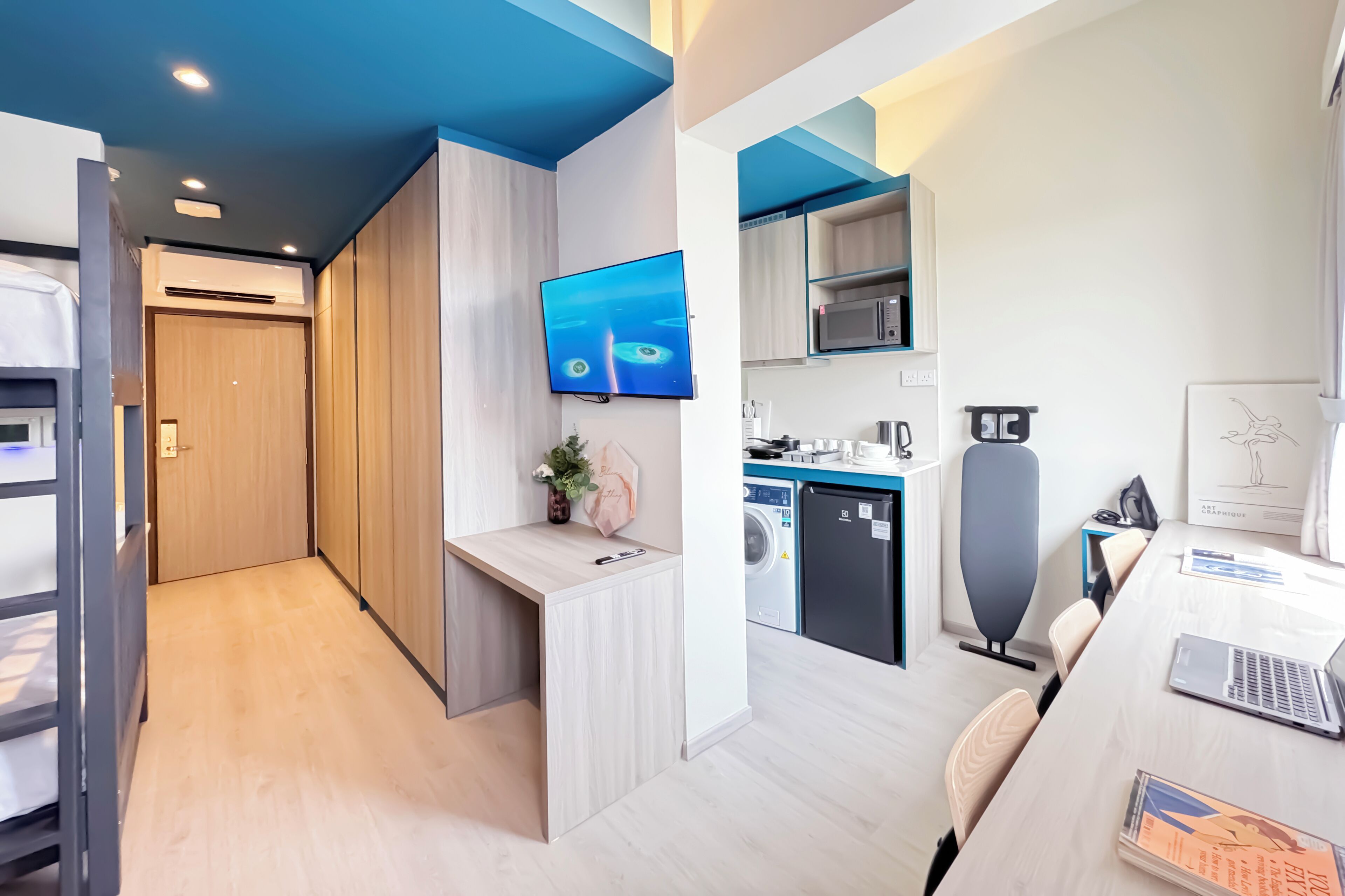 Habitación cuádruple familiar | Caja de seguridad en la habitación, escritorio y cortinas blackout 