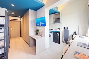 Family Quadruple Room | In-room safe, desk, blackout curtains, iron/ironing board - Coliwoo Hotel Pasir Panjang (Singapore)