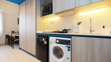 Double Room | Private kitchen | Fridge, microwave, cookware/dishes/utensils