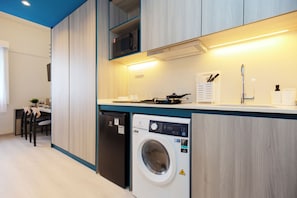 Double Room | Private kitchen | Fridge, microwave, cookware/dishes/utensils