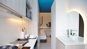 Kamar Twin Superior | Dapur pribadi | Lemari es, microwave, dan peralatan masak/sendok-piring