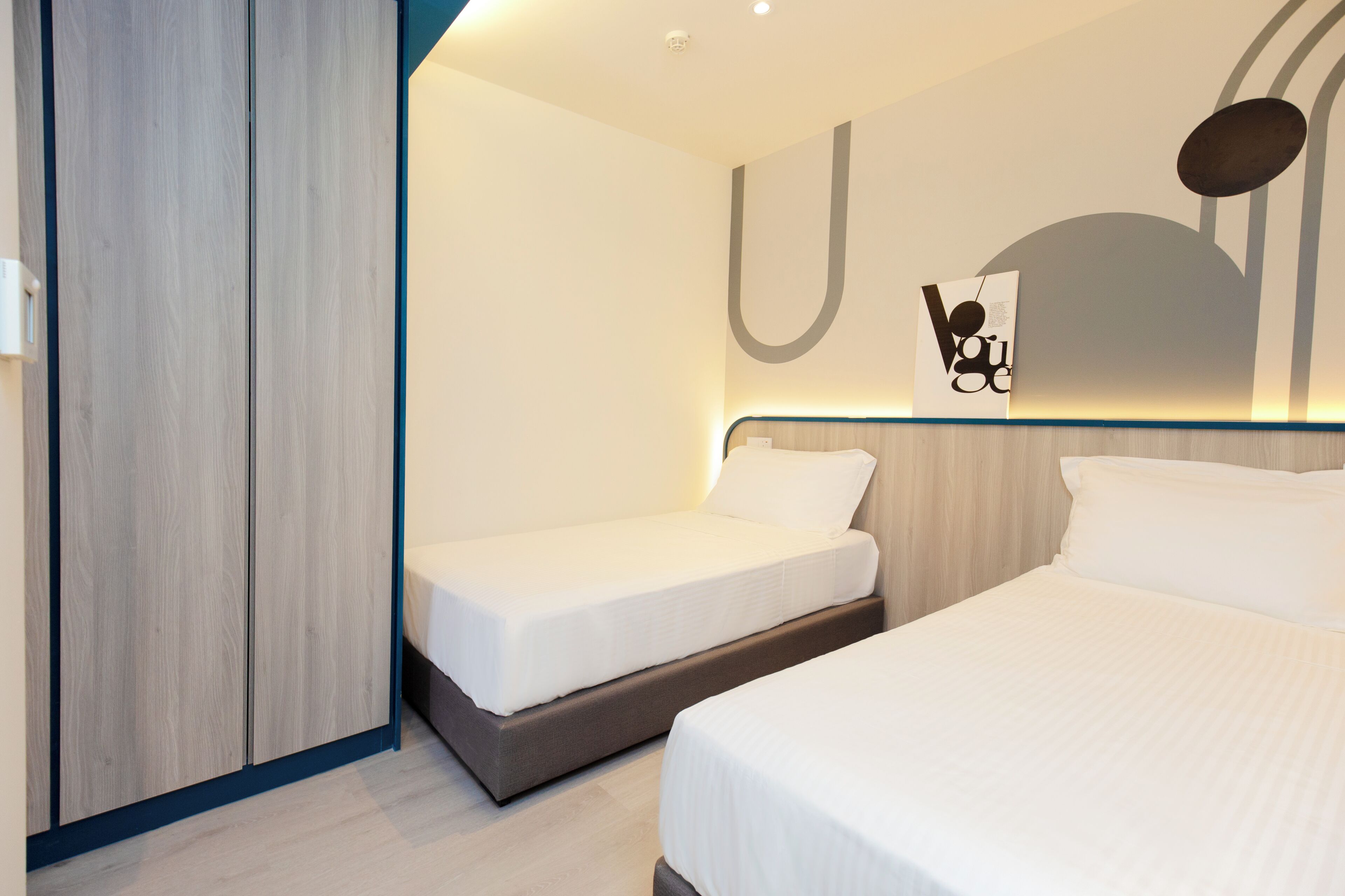 Zimmersafe, Schreibtisch, Verdunkelungsvorhänge, Bügeleisen/Bügelbrett